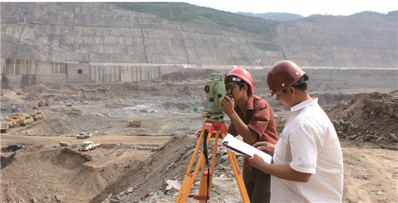 葛洲坝测绘公司员工进行土石开挖施工测量